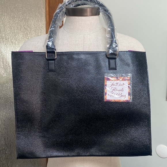 Handbags - BNWT vegan leather large black tote shoulder purse bag